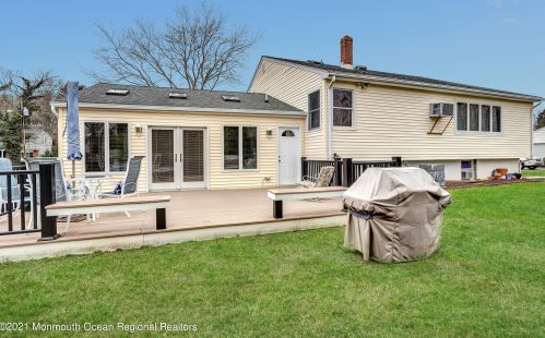 8 Heather Ln, Middletown, NJ 07748-2211