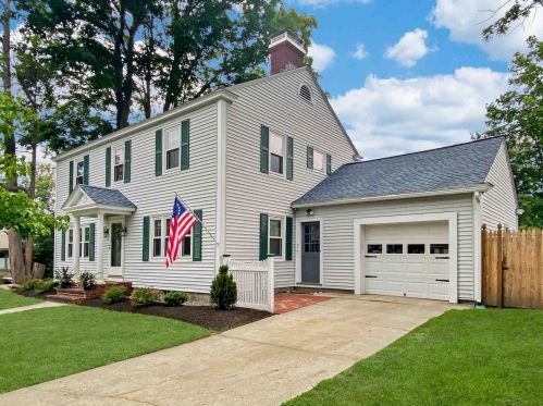 12 Ayer St, Nashua, NH 03064-2126