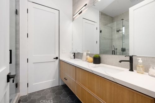 15442 Camarillo St, Van Nuys CA  91403-1039 exterior
