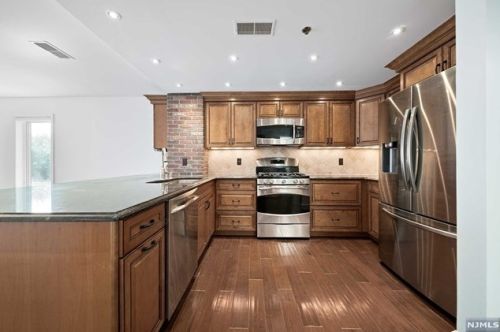 308 Stockton Ct, Edgewater NJ  07020-1671 exterior