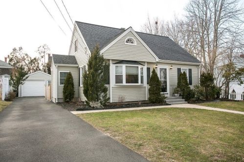 52 Linden St, Middletown, RI 02842-4943