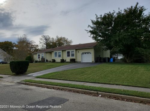 10 Eagle Dr, Berkeley Township, NJ 08721-1655
