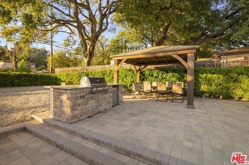 2417 Glenoaks Blvd, Glendale CA  91206-3027 exterior