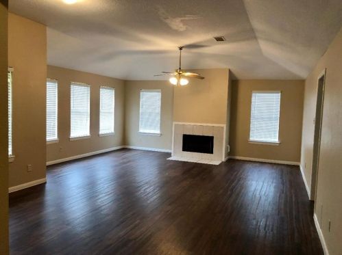 581 Mosswood Dr, Conroe, TX 77302-3709