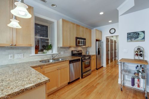 2072 Leavitt St, Chicago, IL 60608-2526