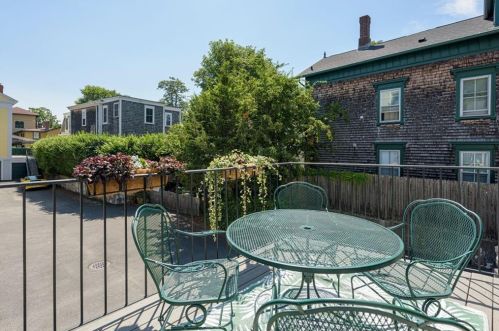 93 Mill St, Middletown, RI 02840-3147