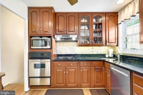 7122 Dalhouse St, Springfield VA  22151-3430 exterior