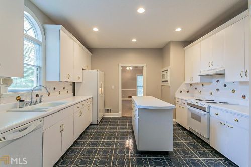 1505 Shoal Creek Dr, Conyers, GA 30094-6125