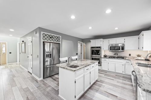 7 Crestview Dr, Oswego IL  60543-9475 exterior