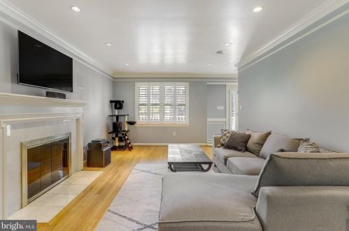 6808 Houndmaster Rd, Springfield VA  22152-2715 exterior