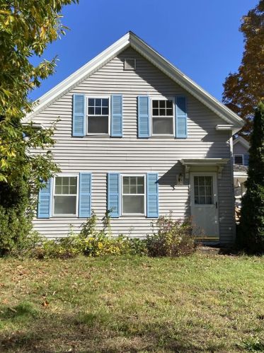 17 Church St, Kingston, NH 03848-3073