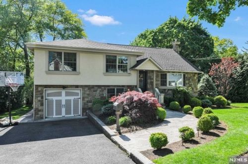 355 Corona Pl, Ridgewood, NJ 07450-2801