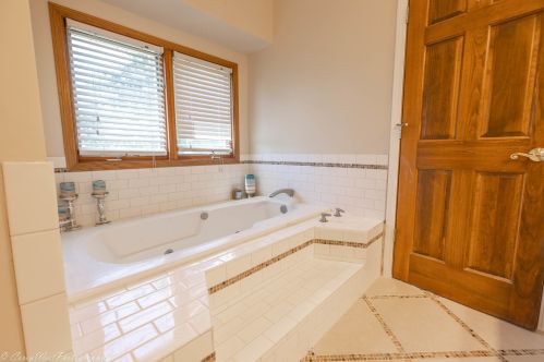 1223 Foxpointe Dr, Sycamore IL  60178-3219 exterior