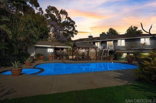 670 Matagual Dr, Vista, CA 92081-6611