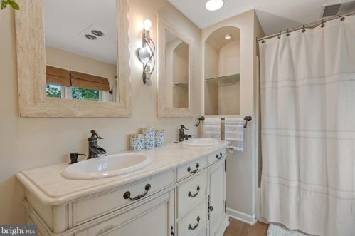 1827 Krystle Dr, Lancaster PA  17602-4149 exterior