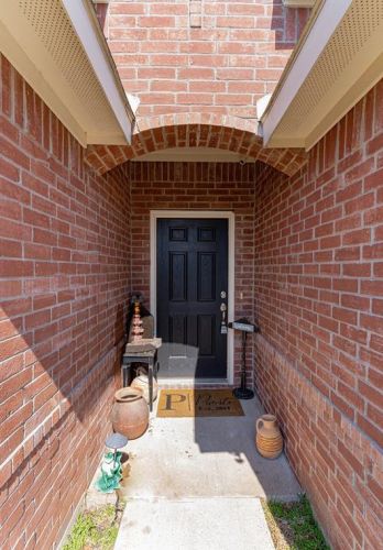 10317 Manhassett Dr, Fort Worth TX  76140-5770 exterior