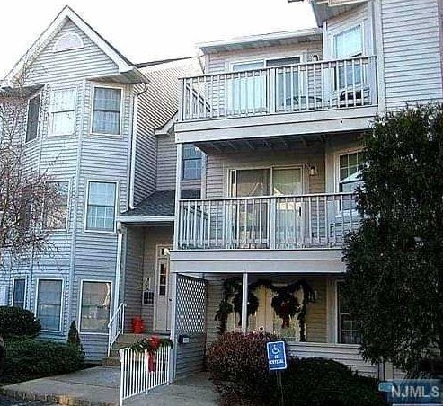 127 Quartz Ln, Paterson, NJ 07501-3351