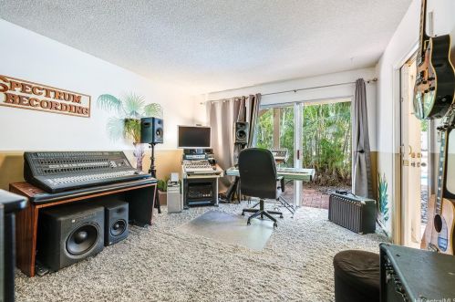 6815 Niumalu Loop, Honolulu HI  96825-1639 exterior