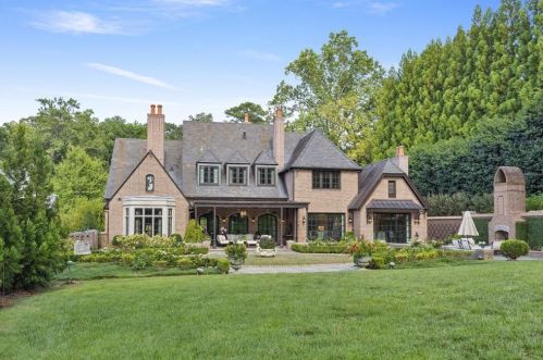 2860 Habersham Rd, Atlanta GA  30305-2959 exterior