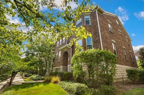 654 Astor Ln, Wheeling, IL 60090-6235