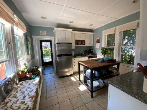 46 Hammond St, Middletown RI  02840-4035 exterior