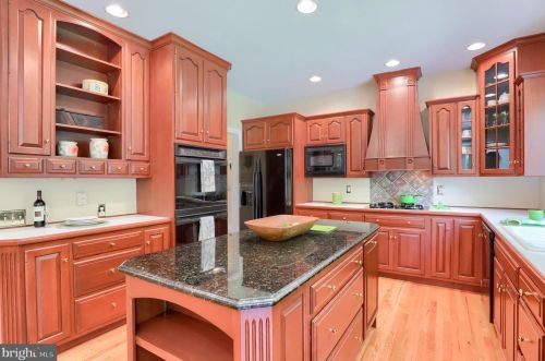 921 Highmeadow Ct, Lancaster, PA 17601-7103