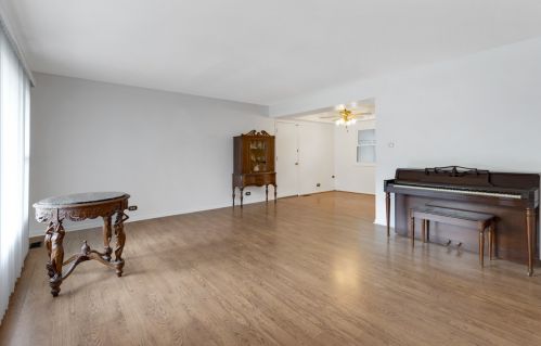 209 Wellington Ave, Elk Grove Vlg, IL 60007-3405