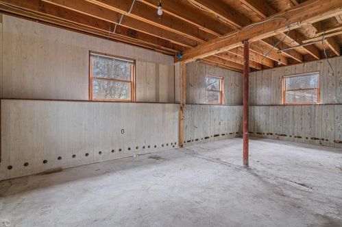 8 Clay St, Hopkinton RI  02804-1602 exterior
