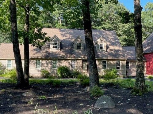 38 Balmoral Dr, Stratham, NH 03885-2255