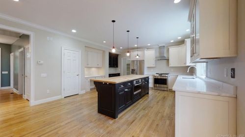 40 Tuttle Rd, Woodbury, CT 06798-3527