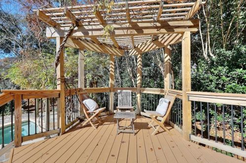 4086 Haverhill Dr, Atlanta GA  30342-3818 exterior