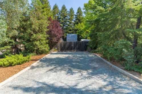 2655 Huckleberry Ln, Valley Springs, CA 95252-9210