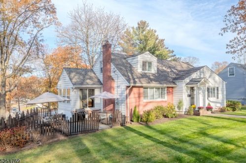 2 Oak Crest Rd, Town Center, NJ 07052-1212