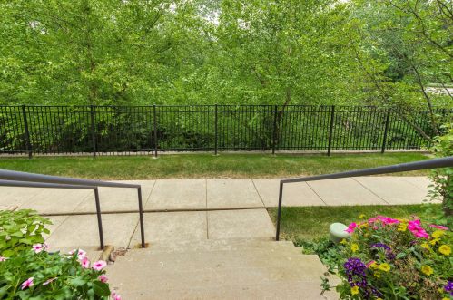 114 Enclave Dr, Mount Prospect, IL 60056-1932