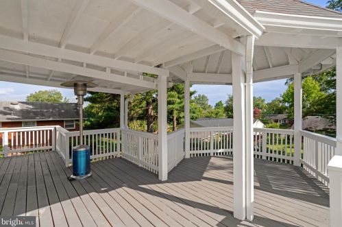 6803 Braddock Rd, Springfield VA  22151-3016 exterior