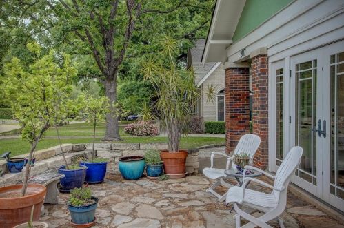 2017 Thomas Pl, Fort Worth TX  76107-3940 exterior