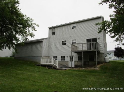 23 Autumn Ln, Brewer, ME 04412-1680