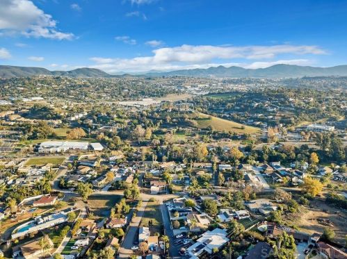 160 El Valle Opulento, Vista CA 92083-7708 exterior