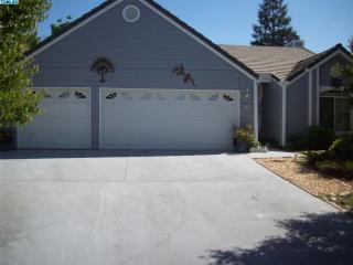 306 Virmargo St, Visalia, CA 93292-2605