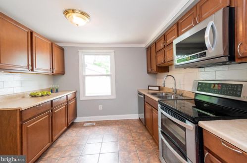 201 Newport Dr, Severna Park, MD 21146-1325