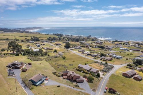 350 Los Santos Dr, Bodega Bay, CA 94923-9735