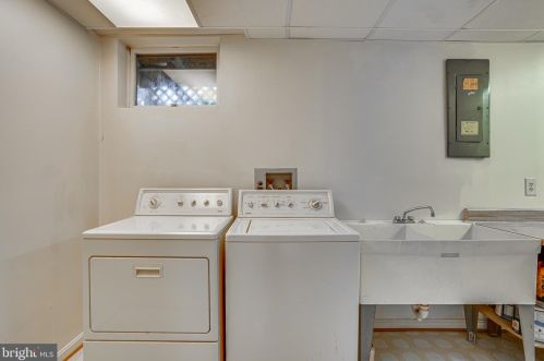 6315 Falling Brk Dr, Springfield VA  22015-4033 exterior