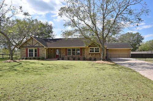 108 Country Rd, Angleton, TX 77515-9457
