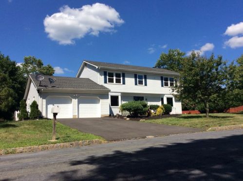 3 Londonderry Dr, Flemington, NJ 08822-1801