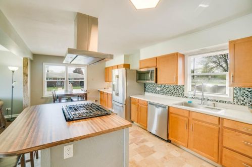 9548 Manor Dr, Hammond, IN 46322-3053