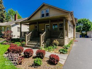 118 Grantley Ave, Elmhurst, IL 60126-2304