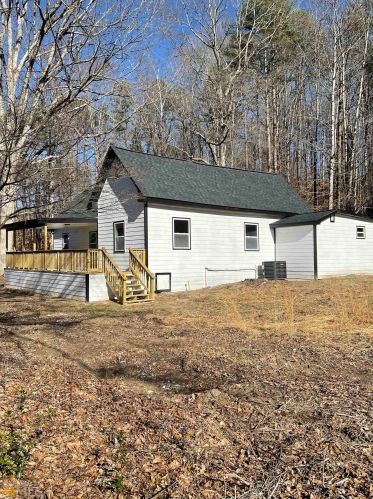 202 Henderson Falls Rd, Toccoa, GA 30577-1873