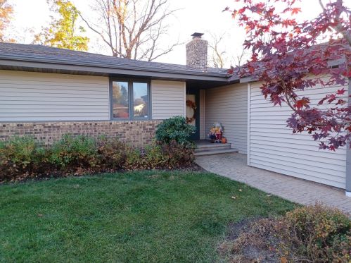 5177 Norwich Dr, Rockford, IL 61107-2427
