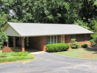 118 Carlton St, Greenwood, SC 29649-9508