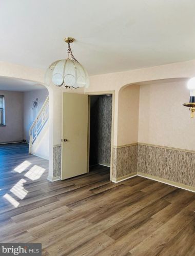 8125 Farnsworth St, Philadelphia PA 19152-3008 exterior